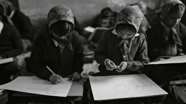 Des élèves en classe concentrés sur leurs dessins dans une école primaire à Dreux.