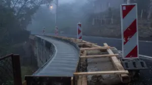 Chantier routier avec barrières de sécurité sur une route départementale brumeuse en France.