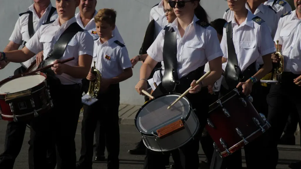 Une fanfare locale en uniforme défilant dans les rues lors d'une fête populaire