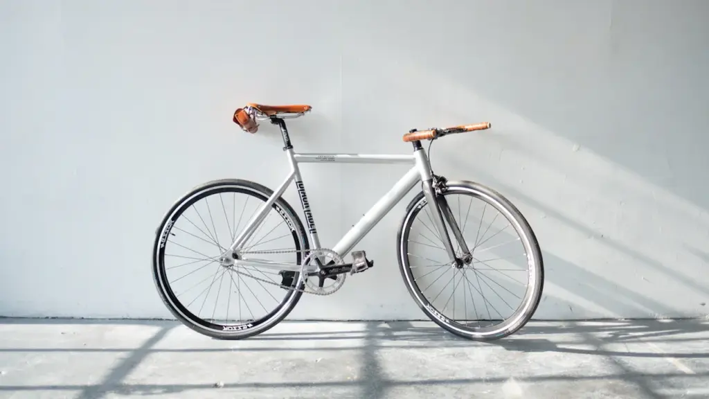 Un vélo urbain stationné devant un mur blanc épuré pour le nouveau plan vélo.
