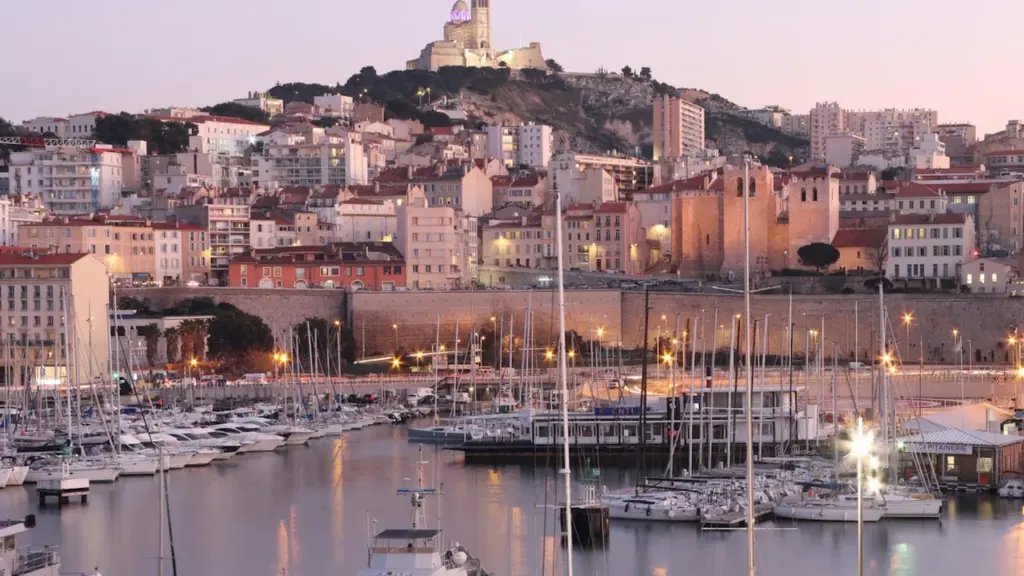 Vue panoramique du Vieux-Port de Marseille avec la Basilique Notre-Dame de la Garde.