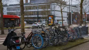 Plusieurs vélos garés côte à côte sur une piste cyclable urbaine en France.