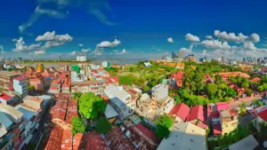 Vue panoramique urbaine étendue sur une ville dense avec des gratte-ciels modernes.